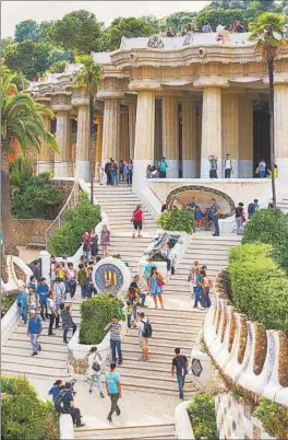  ?? ISTOCK ?? Turistas en el Parque Güell de Barcelona.