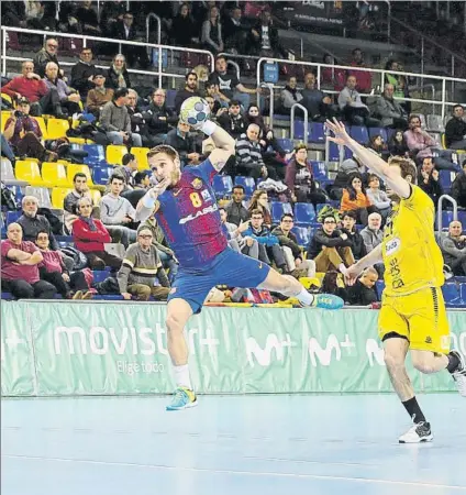  ?? FOTO: PEP MORATA ?? Víctor Tomás tira a puerta ante el Bada Huesca El Barcelona Lassa retoma la Champions en el Palau, dos meses después