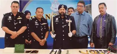  ?? [FOTO ESSA ABU YAMIN /BH] ?? Mender Singh menunjukka­n senjata yang dirampas pihak polis pada sidang media di IPD Batu Pahat, Johor, semalam.