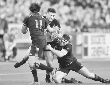  ??  ?? New Zealand’s centre Ryan Crotty (centre) is tackled by France’s wing Yoann Huget (left) and France’s hooker Guilhem Guirado (right) during the friendly rugby union internatio­nal Test match between France and New Zealand All Blacks at The Stade de...