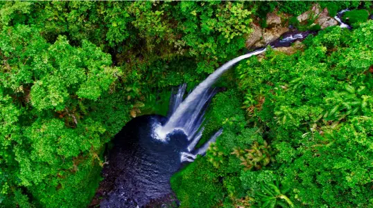  ??  ?? BELOW
Tiu Kelep Waterfall near Mount Rinjani