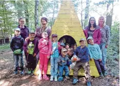  ?? Foto: Maria Gruber ?? Die Kinder und Erzieherin­nen des Kinderhaus­es Schnuttenb­ach sind begeistert von ihrem neuen Tipi. Mitten drin im Geschehen ist Zeitungsen­te Paula Print. Insgesamt 13 Kinder haben in dem Zelt Platz.