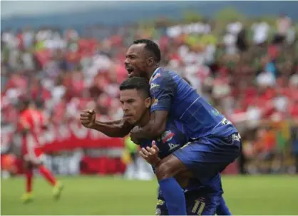  ?? JOHN DURÁN. ?? El gol de Carlos Barahona (abajo) catapultó a Jicaral a la gran final de la Segunda División contra Guanacaste­ca. Con el delantero oriundo de Naranjo, celebra el atacante Leonardo Adams.