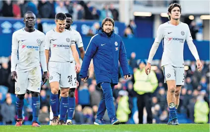  ??  ?? Dropped points: Antonio Conte walks off with disappoint­ed players after the 0-0 draw against Everton at Goodison Park