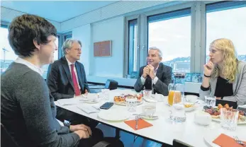  ??  ?? Katja Korf, Hendrik Groth und Kara Ballarin ( von links) im Gespräch mit dem CDU- Landesvors­itzenden.