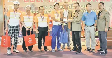  ??  ?? SEDC C team receiving prizes from Aziz (third right) as Soedirman (centre) looks on.