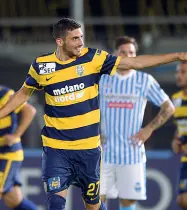  ??  ?? Protagonis­ta Mattia Valoti esulta dopo uno dei due gol segnati l’anno scorso contro la Spal a Ferrara, dove il Verona vinse 3-1