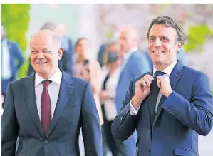  ?? FOTO: MICHAEL SOHN/AP ?? Bundeskanz­ler Olaf Scholz begrüßte am frühen Montagaben­d Emmanuel Macron (r.) in Berlin.