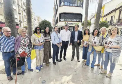  ?? VIRGINIA REQUENA ?? Sergio Velasco y José Antonio Nieto, en el centro, durante el paseo electoral de ayer en Puente Genil.