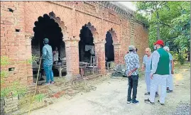  ?? HT PHOTO ?? Student leader Adil Hamza and his team carrying out sanitisati­on in a Prayagraj village.