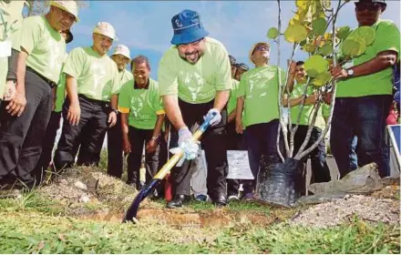  ??  ?? Negri Sembilan Tourism Committee chairman Datuk Tun Hairudin Abu Bakar of Tenaga Nasional Bhd’s Tree For A Tree Programme
Hazreen Mohamad