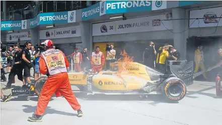  ?? [ AFP ] ?? Begonnen hat das Rennwochen­ende in Malaysia mit einem brennenden Renault. Kevin Magnussen konnte sich gerade noch retten.