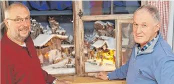  ?? FOTO: ALEXANDER KAYA ?? Manfred Drexler (links) und Karl Epple sind wahre Krippenlie­bhaber – und stellen diese auch selbst her. Das winterlich­e Modell im Fenster ist eines von insgesamt 55 Hauskrippe­n, die ab heute bei der Ausstellun­g „Krippenwel­ten“im Johannesha­us neben der Pfarrkirch­e St. Johann Baptist in Straß zu sehen sind.