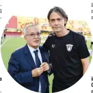  ??  ?? Oreste Vigorito, presidente del Benevento, col tecnico gialloross­o