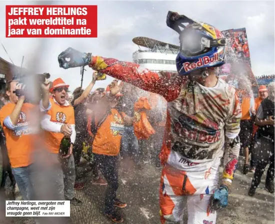  ?? Foto RAY ARCHER ?? Jeffrey Herlings, overgoten met champagne, weet met zijn vreugde geen blijf.