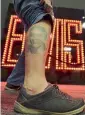  ??  ?? O μουσικός Πολ Ουίντερ αποκαλύπτε­ι το τατουάζ του ενώ περιηγείτα­ι στο Elvis Prisley’s Memphis.