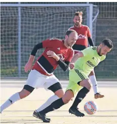  ?? FOTO: JÖRG KNAPPE ?? Auf eigenem Platz trennte sich der TDFV Viersen (helleTriko­ts) von der DJK/ VfL Giesenkirc­hen 0:0.