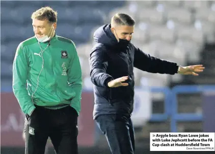  ?? Dave Rowntree/PPAUK ?? > Argyle boss Ryan Lowe jokes with Luke Jephcott before the FA Cup clash at Huddersfie­ld Town