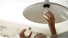  ?? Foto: rasstock, Fotolia ?? Wer seine alten Glühbirnen austauscht und stattdesse­n LED Lampen in die Fassung schraubt, kann schnell Geld sparen.