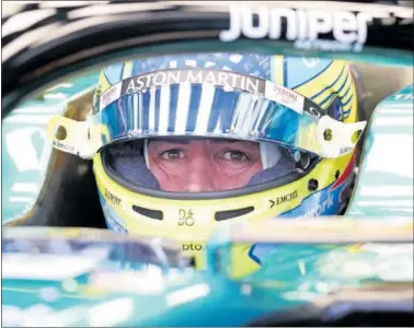  ?? ?? Alonso, subido en el AMR23, espera en el garaje de Aston Martin para poder salir al asfalto en Sakhir.