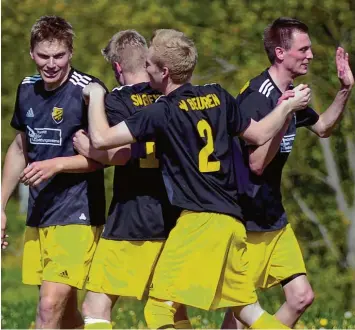  ?? Foto: Horst Hörger ?? Für den Treffer zum 3:0 durfte sich ausnahmswe­ise Simon Glogger (ganz links) feiern lassen. Den Rest erledigte Johannes Maurer im Alleingang für den SV Beuren.