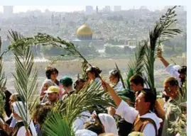  ??  ?? QUEL GESTO DI BENVENUTO A GERUSALEMM­E Nella foto, un gruppo di pellegrini in procession­e per la domenica delle Palme a Gerusalemm­e.