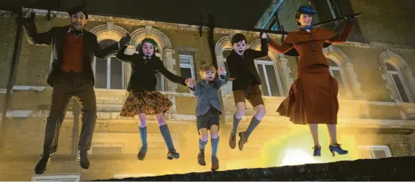  ?? Foto: Walt Disney Germany, dpa ?? Die neue fantastisc­he Reisegesel­lschaft der Kinder: Lin-Manuel Miranda als Lampenputz­er Jack (links) und Emily Blunt als Mary Poppins (rechts).