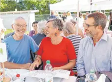  ?? FOTO: WYNRICH ZLOMKE ?? Besucher der ersten St.-Anna-Quartiersh­ockete.