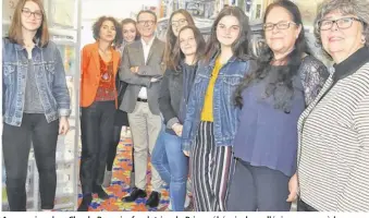  ??  ?? Au premier plan, Claude Bourgie, fondatrice du Prix québécois des collégiens, venue à la rencontre des élèves du lycée Rémi-Belleau.