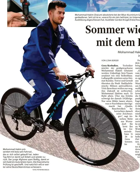  ?? FOTO: PETER MICHAELIS ?? Mohammad Hakim präsentier­t mit Stolz sein Fahrrad , das er sich selbst gekauft hat. Jeden Tag fährt er damit auf Arbeit und wieder zurück. Der junge Afghane spart fleißig, damit er sich bald ein Auto leisten kann. Die theoretisc­he Prüfung ist geschafft. Und natürlich will er weiter seine Deutschken­ntnisse verbessern.