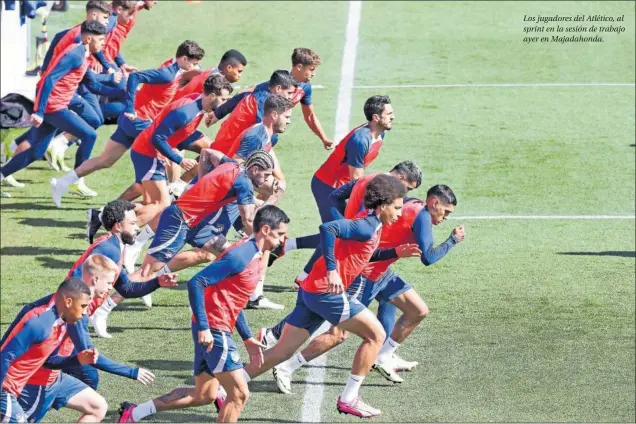  ?? ?? Los jugadores del Atlético, al sprint en la sesión de trabajo ayer en Majadahond­a.