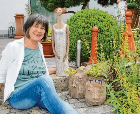  ?? Foto: Sabine Roth ?? Künstlerin Renate Franke liebt alle ihre Kunstwerke, die sie im Garten umgeben. Die Frauenstat­ue ist ihre neueste Schöpfung.