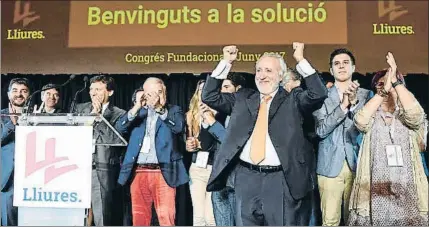  ?? ÀLEX GARCIA ?? Antoni Fernández Teixidó y otros impulsores de Lliures en el congreso constituye­nte del nuevo partido