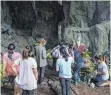  ?? FOTO: AFP ?? Familienan­geghörige beten vor der Höhle, in der die jungen Fußballer auf ihre Rettung warten.