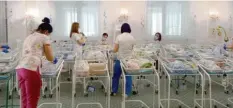  ?? Foto: Andreas Stein, dpa ?? 58 Kinderpfle­gerinnen kümmern sich um die Neugeboren­en, die nicht von ihren Eltern abgeholt werden können.