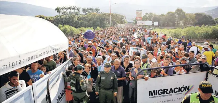  ??  ?? ► Policías colombiano­s controlan el ingreso de inmigrante­s venezolano­s a través del puente internacio­nal Simón Bolívar, en Cúcuta, en enero.