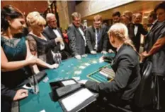  ??  ?? Casino Royale: Beim Spielen können die Gäste ihr Glück versuchen und Preise gewinnen. Der Erlös geht an die Kartei der Not.