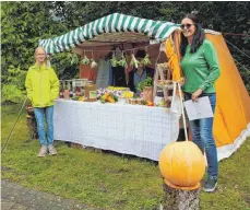  ?? SZ-FOTO: SOMM ?? An einem Stand wurde präsentier­t, was der Schulgarte­n alles hergibt.