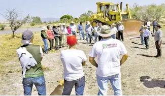  ??  ?? En la Comisión de Desarrollo Agropecuar­io y Rural en el Ayuntamien­to, se está trabajando para acercar el mayor número de apoyos para la gente del campo, dijo el regidor José Andrés Reyes Reyes. /Fotos: Héctor Martínez. En días pasados se puso en marcha el programa de Bordería para abrevadero­s, con una inversión de 1.9 mdp.