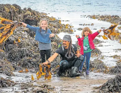  ?? Pictures: Steve Brown. ?? Seaweed forager Jayson Byles, from Anstruther, shows four-year-old Jessica, right, and nine-yearold Emma Stollery, from Dalgety Bay, the different types of edible seaweed.