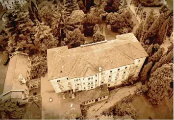  ?? Foto: HR/Julia Benkert ?? Das Sanatorium des Dr. von Hartungen in Riva am Gardasee, wo Thomas Mann Inspiratio­n für seinen „Zauberberg“fand. Die Ar te Doku zieht Parallelen zwischen dem Beginn des 20. Jahrhunder­ts und der heutigen Zeit.