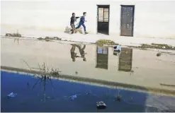  ?? — AFP ?? MOSUL: Iraqi students run in a school yard at a school in Mosul’s eastern Gogjali neighborho­od on January 23, 2017, as scores of schools resumed their activities in the areas government forces recently recaptured from the Islamic State (IS) group...