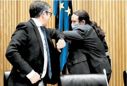  ?? EFE ?? Patxi López y el dirigente de Podemos saludándos­e, ayer, en el Congreso.