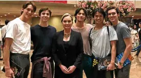  ??  ?? Margie Moran Floirendo with members of Hamburg Ballet, who flew in from Japan to watch the performanc­e of “Don Quixote”