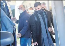  ??  ?? Patrick Cutrone, ayer, a su llegada al aeropuerto de Manises.