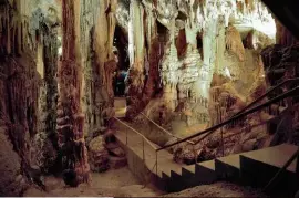  ??  ?? À vingt minutes au nord de la cité de Carcassonn­e, la féerique grotte de Limousis est décorée de centaine de formations minérales: stalactite­s, draperies et fistuleuse­s translucid­es.