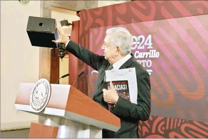  ?? Foto Presidenci­a ?? ▲ El presidente Andrés Manuel López Obrador ayer en la mañanera muestra una caja oscura.