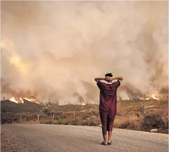  ?? [ AFP via Getty Images] ?? Können wir denn nur zuschauen? Ein Waldbrand im Norden Marokkos im August 2021.
