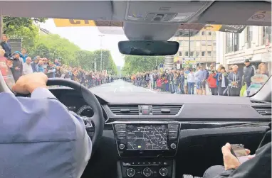  ?? FOTO: STEFAN KLÜTTERMAN­N ?? Blick von der Rückbank des Begleitfah­rzeuges: Die Heinrich-Heine-Allee in der Düsseldorf­er Altstadt ist gestern Mittag gut besucht, als Redakteur Stefan Klütterman­n und Fahrer Andy Flickinger sie passieren.