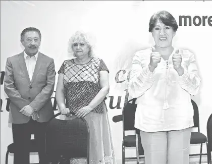  ??  ?? Delfina Gomez Álvarez, candidata de Morena a la gubernatur­a del estado de Mexico, sostuvo un encuentro ayer con la comunidad cultural para explicar su proyecto. En la imagen, con el sociólogo Hector Díaz Polanco y la escritora Laura Esquivel ■ Foto...